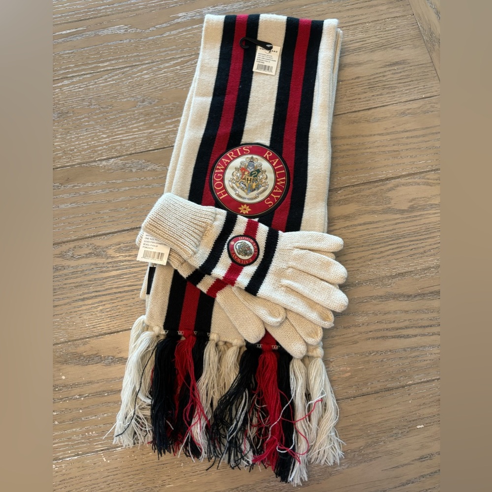 🌟NEW🌟 Wizarding World of Harry Potter Hogwarts Railways Scarf & Mitten Combo